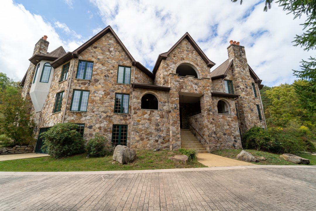 A Charismatic Entertainer's Delight in Pennsylvania Luxury Homes