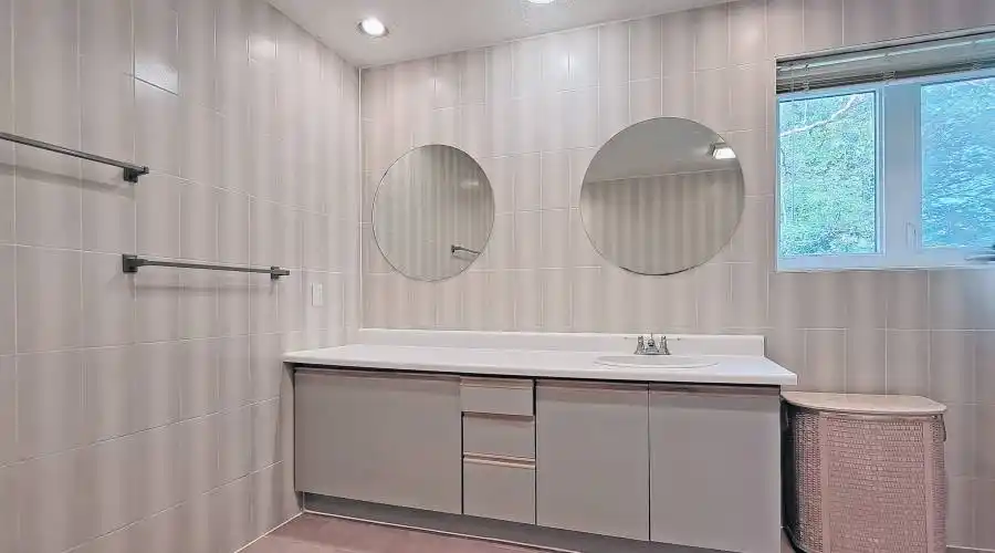 16 bayview park LN, Richmond Hill, Ontario, Canada, 3 Bedrooms Bedrooms, 12 Rooms Rooms,3 BathroomsBathrooms,Residential,For Sale,bayview park LN,1044484