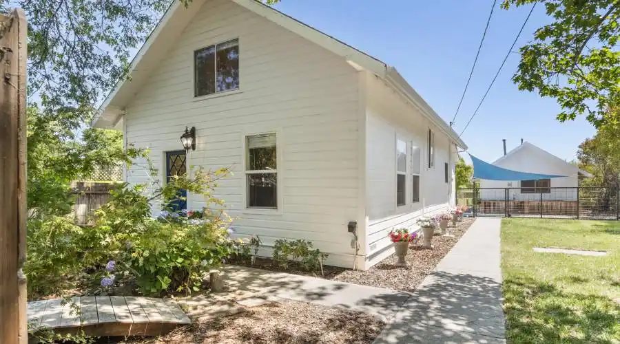 3355 S. Gravenstein Highway, Sebastopol, California 95472, United States, 3 Bedrooms Bedrooms, 2 Rooms Rooms,Residential,For Sale,S. Gravenstein,1090322