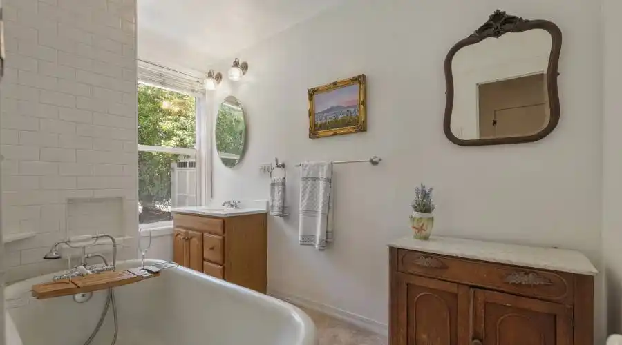3355 S. Gravenstein Highway, Sebastopol, California 95472, United States, 3 Bedrooms Bedrooms, 2 Rooms Rooms,Residential,For Sale,S. Gravenstein,1090322