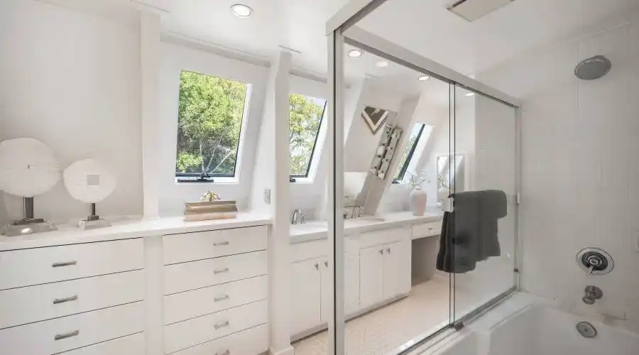 36 Bay Vista Dr, Mill Valley, California 94941, United States, 5 Bedrooms Bedrooms, ,2.5 BathroomsBathrooms,Residential,For Sale,36 Bay Vista Dr,1103250
