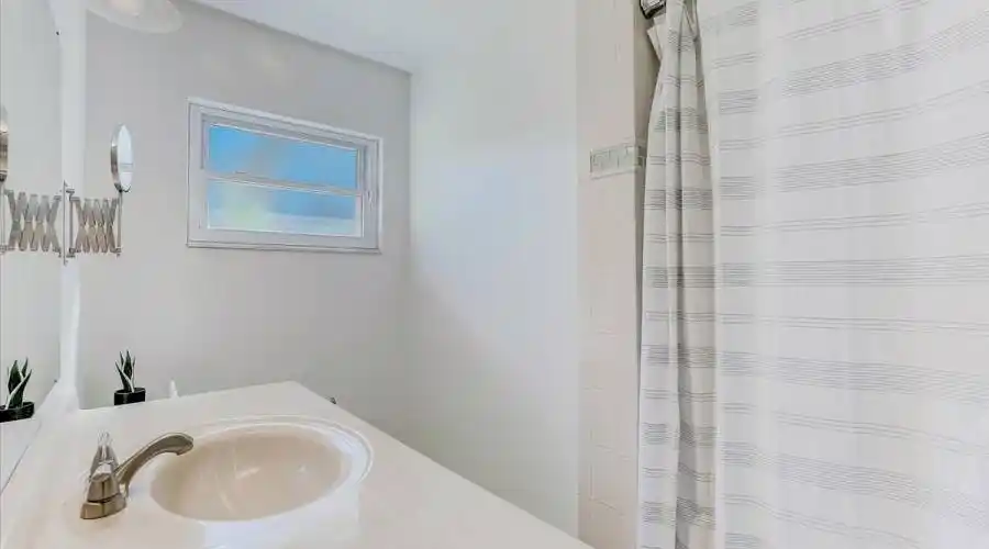 2525 Hibiscus St- Florida 34239- United States, 3 Bedrooms Bedrooms, 5 Rooms Rooms,2 BathroomsBathrooms,Residential,For Sale,Hibiscus,1103252