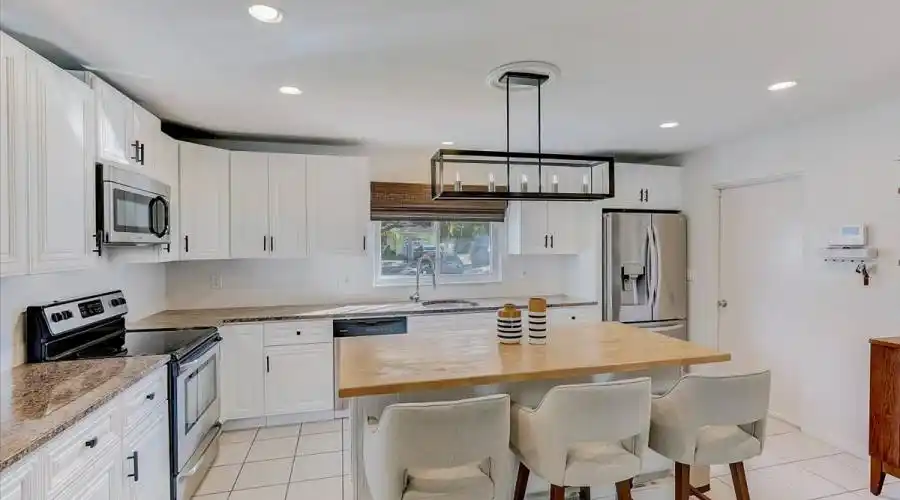 2525 Hibiscus St- Florida 34239- United States, 3 Bedrooms Bedrooms, 5 Rooms Rooms,2 BathroomsBathrooms,Residential,For Sale,Hibiscus,1103252