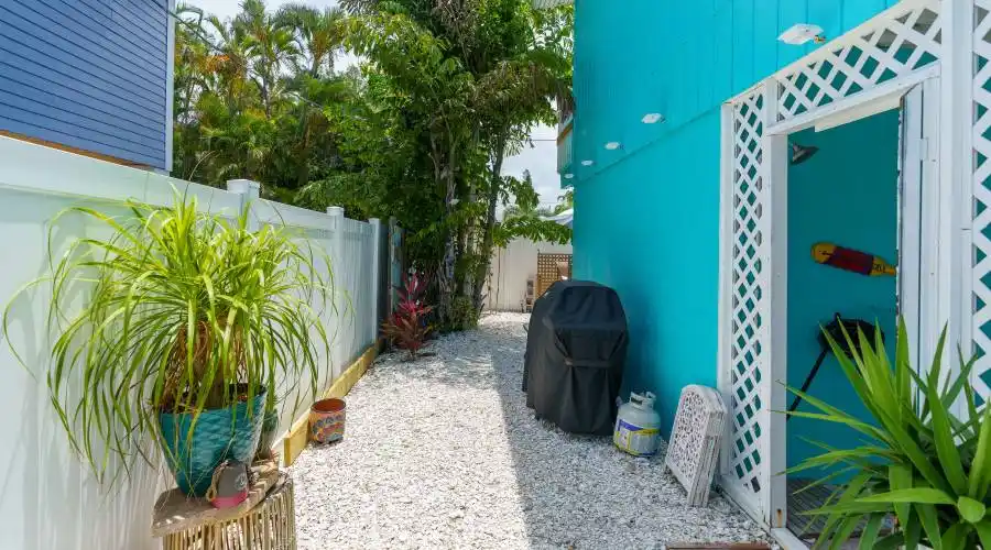 2409 Avenue C, Florida, United States, 4 Bedrooms Bedrooms, 10 Rooms Rooms,4 BathroomsBathrooms,Investment,For Sale,Avenue C,1117948