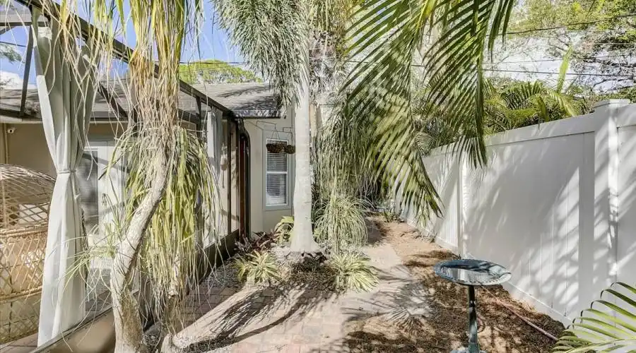 2215 Floyd St, Florida 34239, United States, 3 Bedrooms Bedrooms, 5 Rooms Rooms,2 BathroomsBathrooms,Residential,For Sale,Floyd,1180662