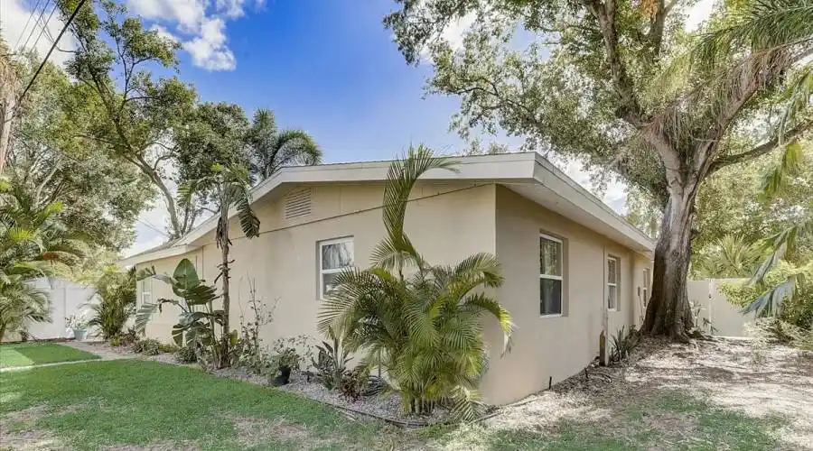 2215 Floyd St, Florida 34239, United States, 3 Bedrooms Bedrooms, 5 Rooms Rooms,2 BathroomsBathrooms,Residential,For Sale,Floyd,1180662