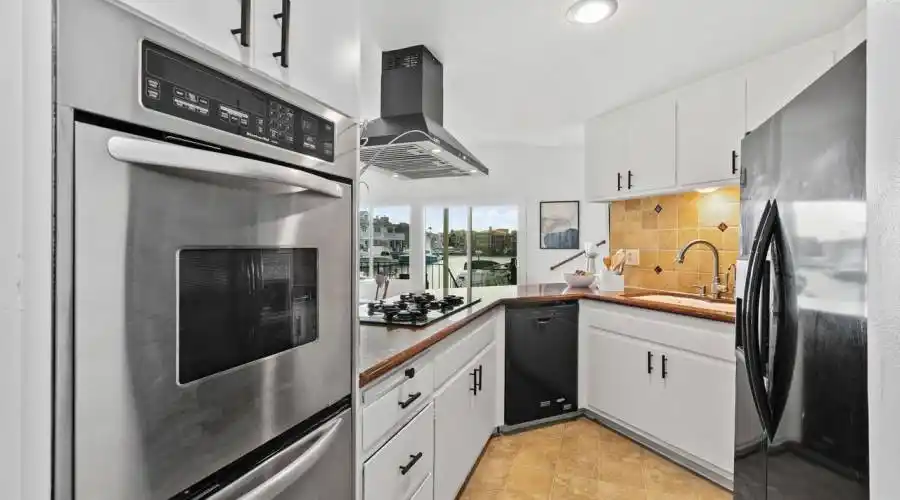 16611 Edgewater Ln, Huntington Beach, California 92649, United States, 2 Bedrooms Bedrooms, 6 Rooms Rooms,2 BathroomsBathrooms,Single family home,For Sale,Edgewater,1,1193082