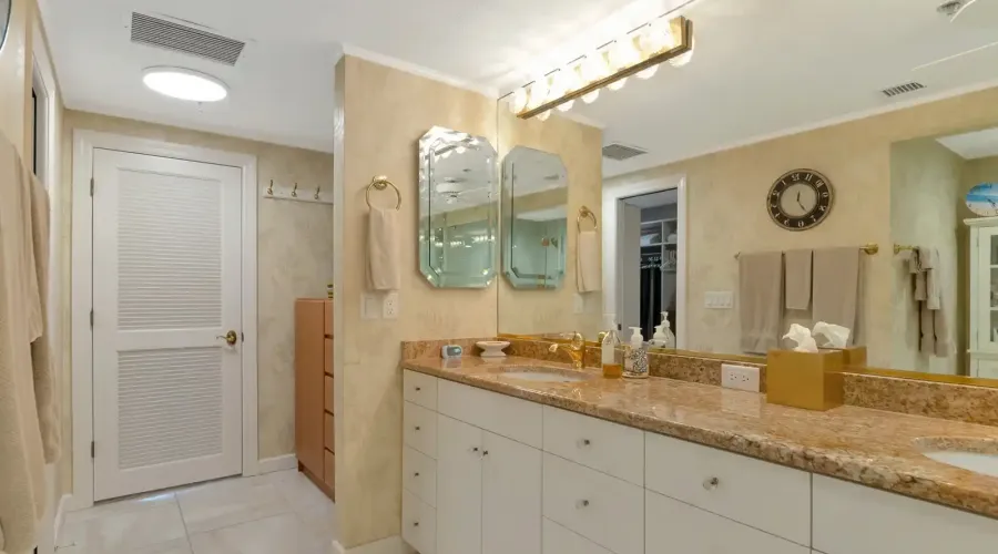 1255 N Gulfstream Ave, Sarasota, Florida, 34236, United States, 2 Bedrooms Bedrooms, 5 Rooms Rooms,2 BathroomsBathrooms,Residential,For Sale,Bay Plaza,Gulfstream ,10,1584719