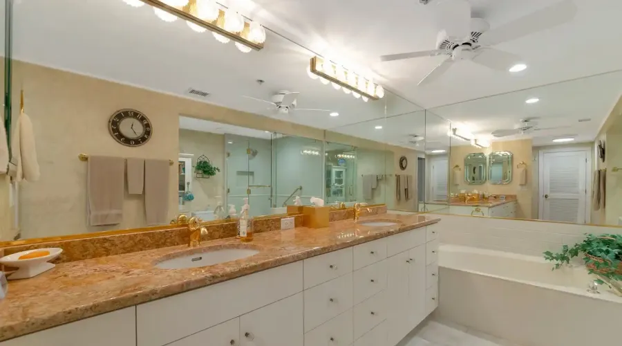 1255 N Gulfstream Ave, Sarasota, Florida, 34236, United States, 2 Bedrooms Bedrooms, 5 Rooms Rooms,2 BathroomsBathrooms,Residential,For Sale,Bay Plaza,Gulfstream ,10,1584719