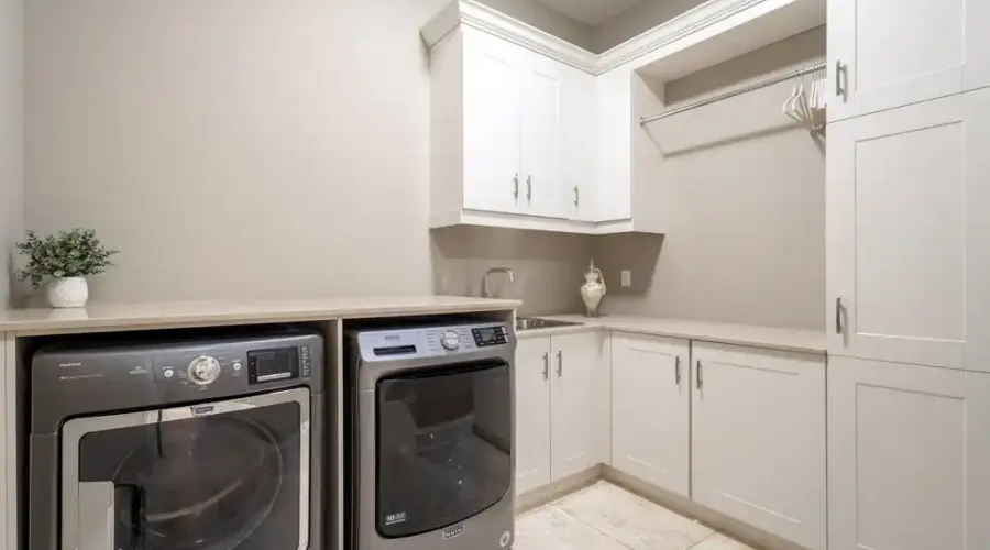 1502 Gregwood Rd, Mississauga, Ontario, L5H 2T4, Canada, 4 Bedrooms Bedrooms, ,6 BathroomsBathrooms,Single family home,For Sale,Gregwood Rd,1650714