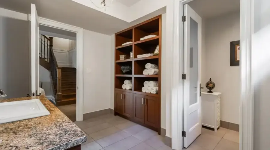 1502 Gregwood Rd, Mississauga, Ontario, L5H 2T4, Canada, 4 Bedrooms Bedrooms, ,6 BathroomsBathrooms,Single family home,For Sale,Gregwood Rd,1650714