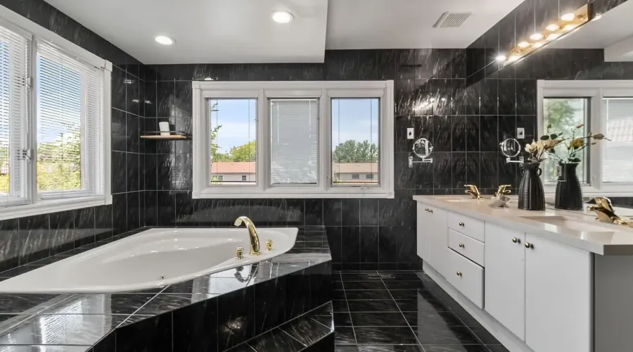2339 Glengarry Rd, Mississauga, Ontario, L5C 1Y1, Canada, 5 Bedrooms Bedrooms, ,6 BathroomsBathrooms,Residential,For Sale,Glengarry Rd,1687896