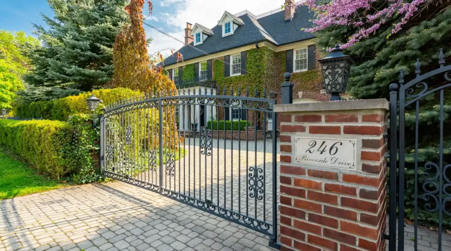 246 Riverside Dr, toronto, Ontario, M6S 4A9, Canada, 6 Bedrooms Bedrooms, ,6 BathroomsBathrooms,Residential,For Sale,Riverside Dr,1714131