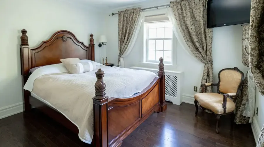 246 Riverside Dr, toronto, Ontario, M6S 4A9, Canada, 6 Bedrooms Bedrooms, ,6 BathroomsBathrooms,Residential,For Sale,Riverside Dr,1714131