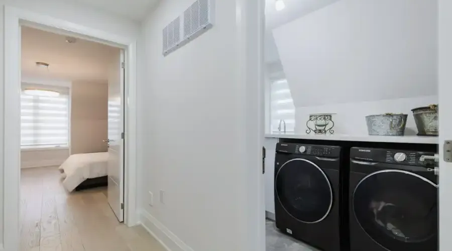 11A Maple Ave N, Mississauga, Ontario, L5H 2R9, Canada, 4 Bedrooms Bedrooms, ,6 BathroomsBathrooms,Residential,For Sale,Maple Ave N,1732494