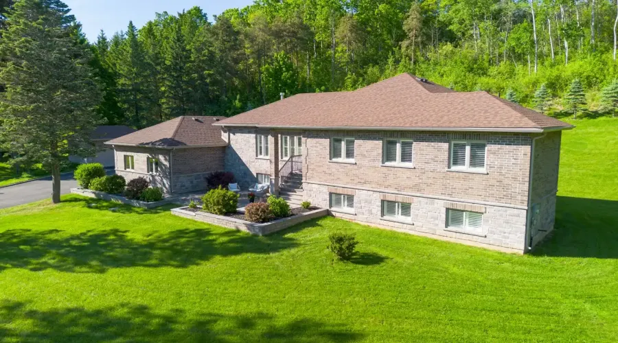 395 King St E, Caledon, Ontario, L7E 3K2, Canada, 3 Bedrooms Bedrooms, ,4 BathroomsBathrooms,Residential,For Sale,King St E,1745338