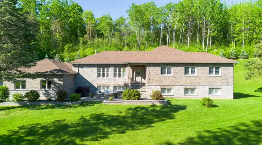 395 King St E, Caledon, Ontario, L7E 3K2, Canada, 3 Bedrooms Bedrooms, ,4 BathroomsBathrooms,Residential,For Sale,King St E,1745338