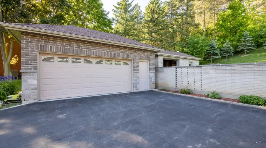 395 King St E, Caledon, Ontario, L7E 3K2, Canada, 3 Bedrooms Bedrooms, ,4 BathroomsBathrooms,Residential,For Sale,King St E,1745338