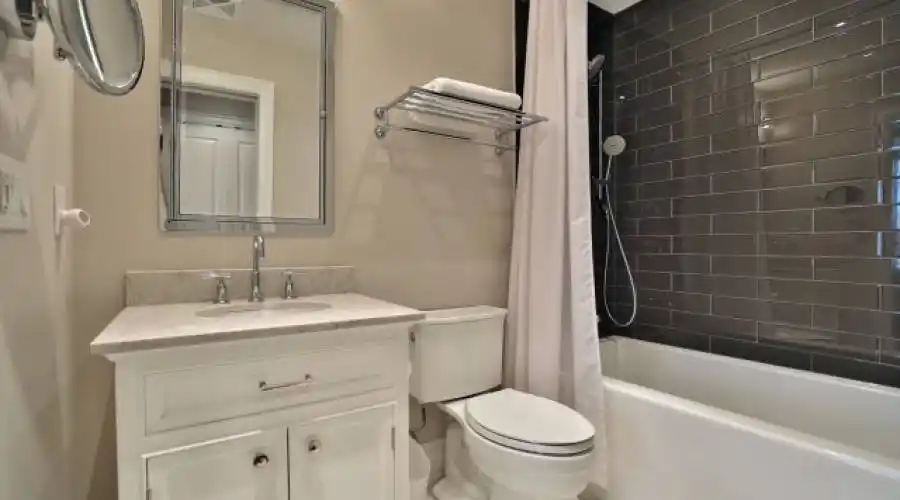 205 Lakeshore Rd West #308,Oakville,L6K 0H8,Canada,3 Bedrooms Bedrooms,5 Rooms Rooms,2 BathroomsBathrooms,Condo,Lakeshore Rd West #308,170974