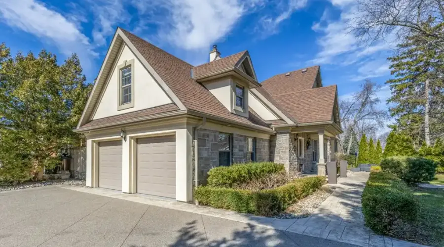 3325 Lakeshore Rd, Burlington, Ontario, L7N 1B1, Canada, 5 Bedrooms Bedrooms, ,4 BathroomsBathrooms,Residential,For Sale,Lakeshore Rd,1753403