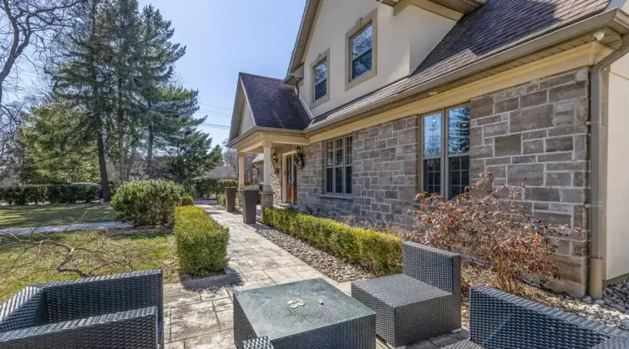 3325 Lakeshore Rd, Burlington, Ontario, L7N 1B1, Canada, 5 Bedrooms Bedrooms, ,4 BathroomsBathrooms,Residential,For Sale,Lakeshore Rd,1753403