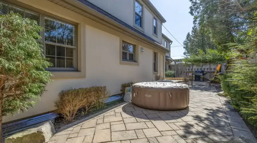 3325 Lakeshore Rd, Burlington, Ontario, L7N 1B1, Canada, 5 Bedrooms Bedrooms, ,4 BathroomsBathrooms,Residential,For Sale,Lakeshore Rd,1753403