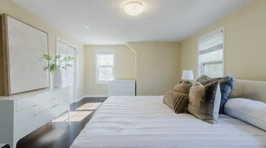 3325 Lakeshore Rd, Burlington, Ontario, L7N 1B1, Canada, 5 Bedrooms Bedrooms, ,4 BathroomsBathrooms,Residential,For Sale,Lakeshore Rd,1753403