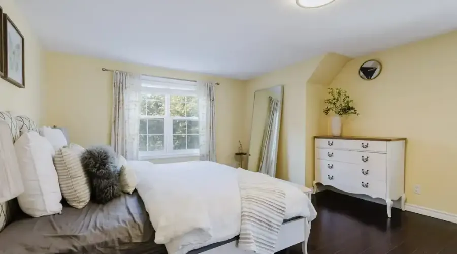 3325 Lakeshore Rd, Burlington, Ontario, L7N 1B1, Canada, 5 Bedrooms Bedrooms, ,4 BathroomsBathrooms,Residential,For Sale,Lakeshore Rd,1753403