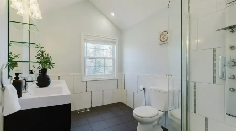 3325 Lakeshore Rd, Burlington, Ontario, L7N 1B1, Canada, 5 Bedrooms Bedrooms, ,4 BathroomsBathrooms,Residential,For Sale,Lakeshore Rd,1753403
