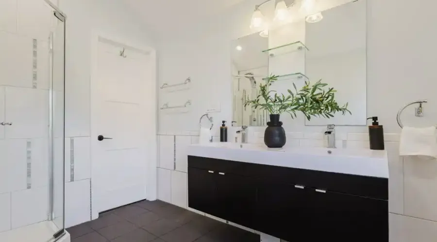 3325 Lakeshore Rd, Burlington, Ontario, L7N 1B1, Canada, 5 Bedrooms Bedrooms, ,4 BathroomsBathrooms,Residential,For Sale,Lakeshore Rd,1753403