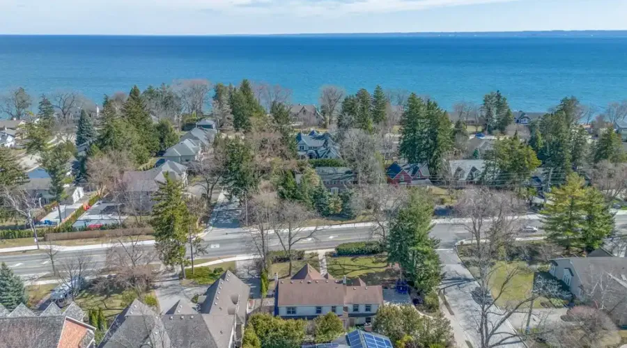 3325 Lakeshore Rd, Burlington, Ontario, L7N 1B1, Canada, 5 Bedrooms Bedrooms, ,4 BathroomsBathrooms,Residential,For Sale,Lakeshore Rd,1753403