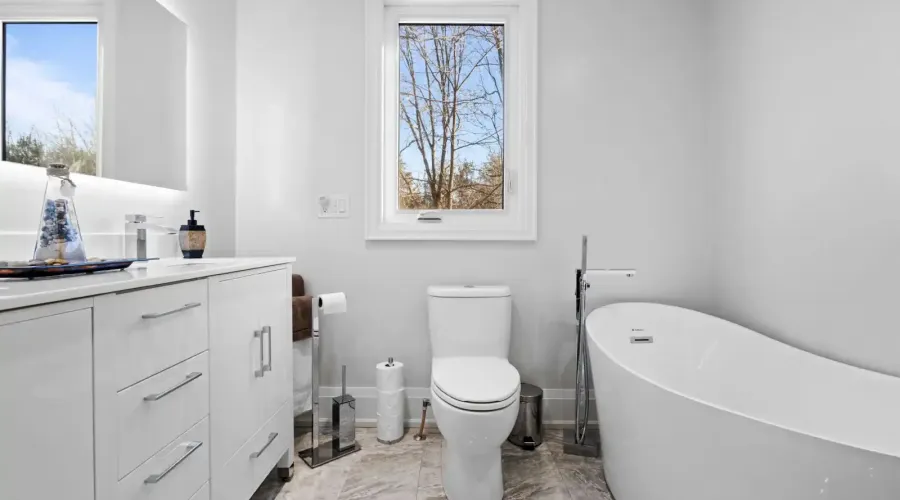 2993 Innisfil Beach Rd, Innisfil, Ontario, L9S 4C3, Canada, 4 Bedrooms Bedrooms, ,4 BathroomsBathrooms,Residential,For Sale,Innisfil Beach Rd,1761260