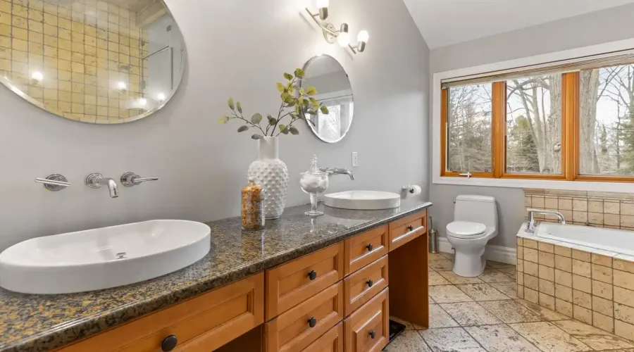 690 Meadow Wood Road, Mississauga, Ontario, L5J 2S6, Canada, 4 Bedrooms Bedrooms, ,3 BathroomsBathrooms,Residential,For Sale,Meadow Wood Road,1770194