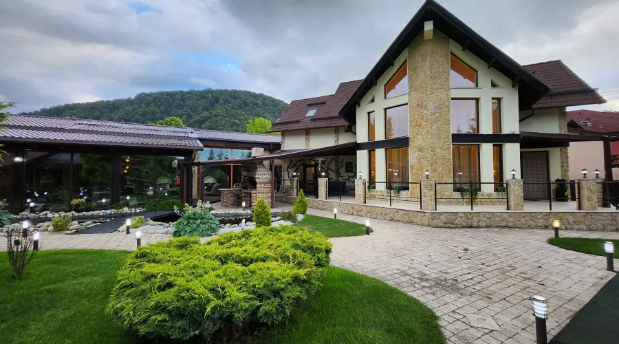 12 Strada Liviu Popovici, Comuna Bran, 507025, Romania, 5 Bedrooms Bedrooms, ,7 BathroomsBathrooms,Residential,For Sale,Strada Liviu Popovici,1811756