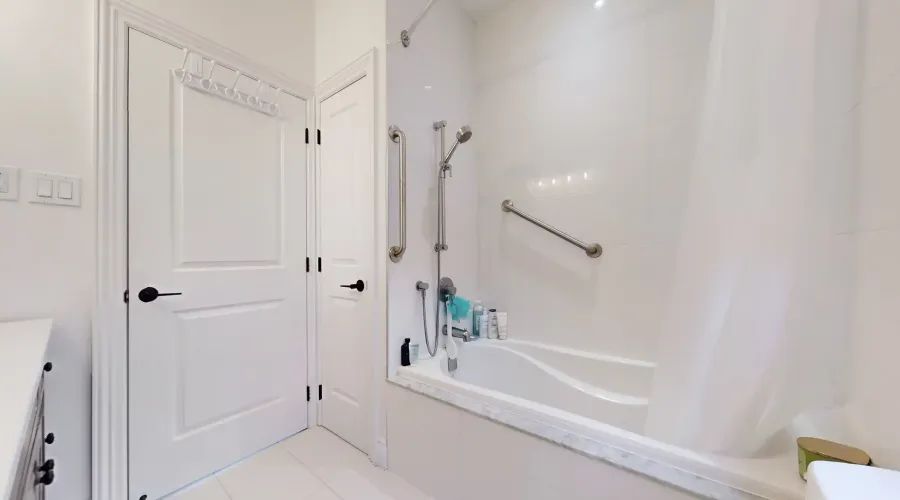 6 Macleod Estate Crt, Richmond Hill, Ontario, Canada, 2 Bedrooms Bedrooms, 5 Rooms Rooms,3 BathroomsBathrooms,Residential,For Sale,Macleod Estate,1824046