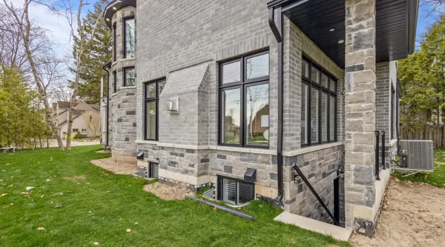 72 Oakes Drive, Mississauga, Ontario, L5G 3M1, Canada, 4 Bedrooms Bedrooms, ,5 BathroomsBathrooms,Residential,For Sale,Oakes Drive,1825103