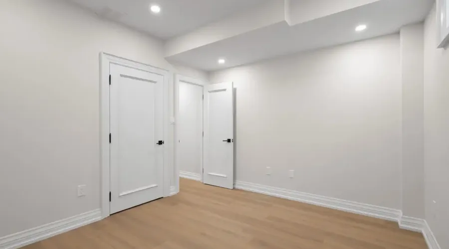 72 Oakes Drive, Mississauga, Ontario, L5G 3M1, Canada, 4 Bedrooms Bedrooms, ,5 BathroomsBathrooms,Residential,For Sale,Oakes Drive,1825103
