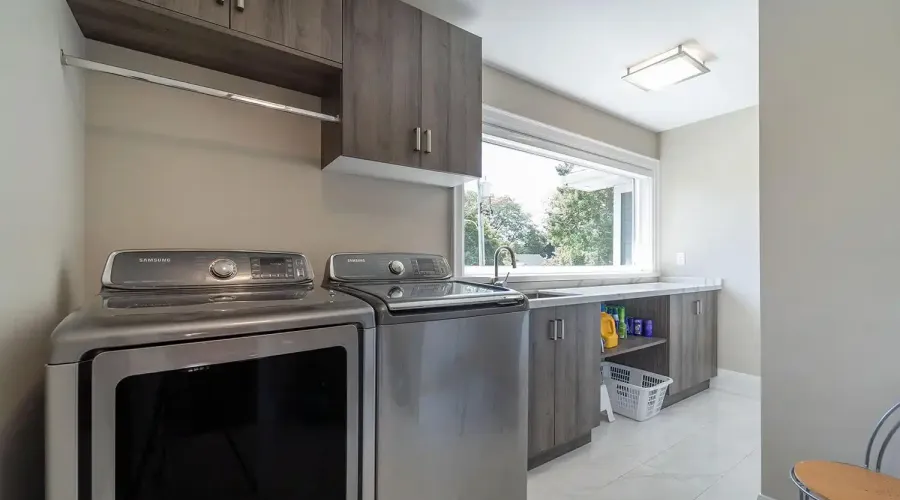 2163 Deyncourt Drive, Burlington, Ontario, L7R 1W2, Canada, 3 Bedrooms Bedrooms, ,4 BathroomsBathrooms,Residential,For Sale,Deyncourt Drive,1834491