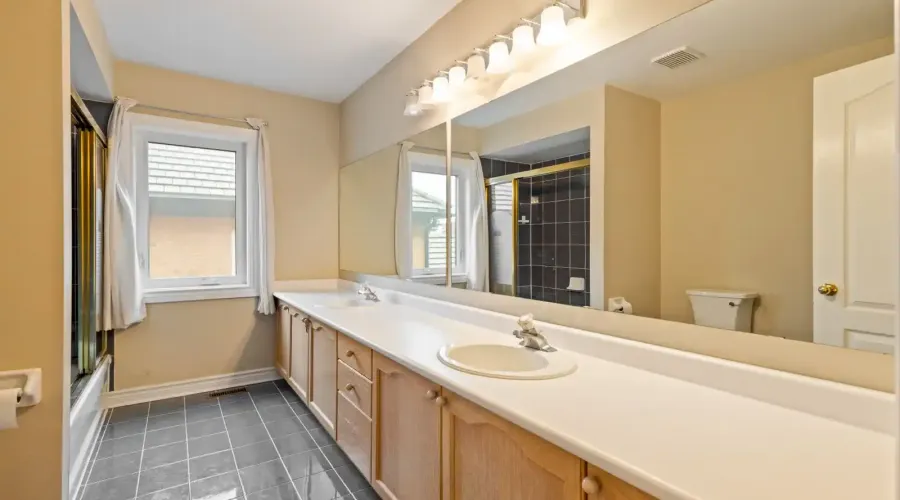 2492 Erin Centre Boulevard, Mississauga, Ontario, L5M 5B2, Canada, 4 Bedrooms Bedrooms, ,6 BathroomsBathrooms,Residential,For Sale,Erin Centre Boulevard,1834496