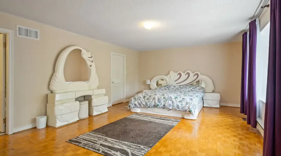 2492 Erin Centre Boulevard, Mississauga, Ontario, L5M 5B2, Canada, 4 Bedrooms Bedrooms, ,6 BathroomsBathrooms,Residential,For Sale,Erin Centre Boulevard,1834496
