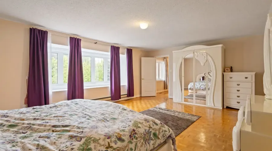 2492 Erin Centre Boulevard, Mississauga, Ontario, L5M 5B2, Canada, 4 Bedrooms Bedrooms, ,6 BathroomsBathrooms,Residential,For Sale,Erin Centre Boulevard,1834496