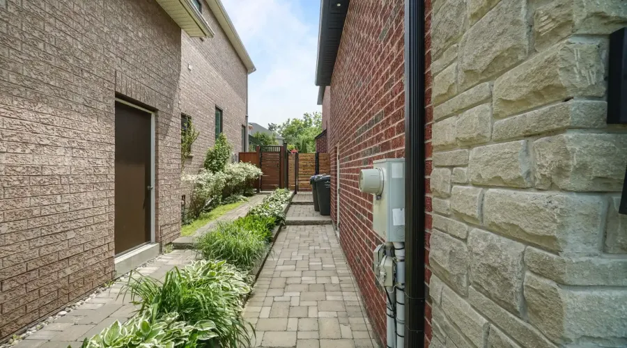 956 Sombrero Way, Mississauga, Ontario, L5W 1S9, Canada, 4 Bedrooms Bedrooms, ,5 BathroomsBathrooms,Residential,For Sale,Sombrero Way,1860337