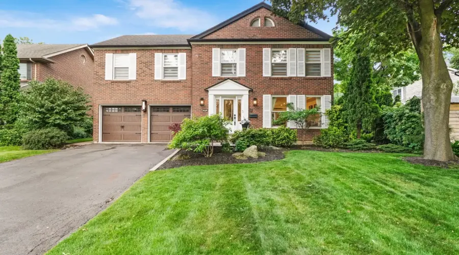 1882 Sherwood Forrest Circle, Mississauga, Ontario, L5K 2E7, Canada, 5 Bedrooms Bedrooms, ,5 BathroomsBathrooms,Residential,For Sale,Sherwood Forrest Circle,1860338