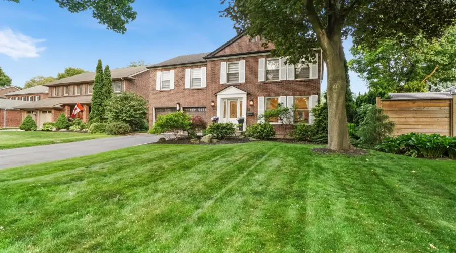 1882 Sherwood Forrest Circle, Mississauga, Ontario, L5K 2E7, Canada, 5 Bedrooms Bedrooms, ,5 BathroomsBathrooms,Residential,For Sale,Sherwood Forrest Circle,1860338