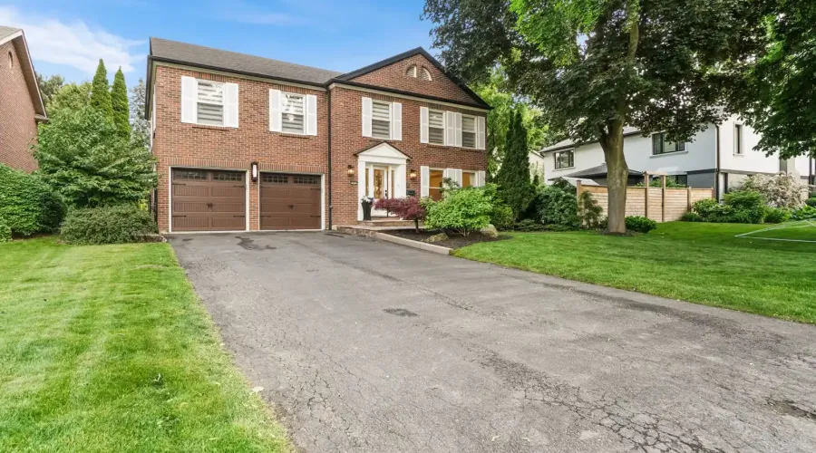 1882 Sherwood Forrest Circle, Mississauga, Ontario, L5K 2E7, Canada, 5 Bedrooms Bedrooms, ,5 BathroomsBathrooms,Residential,For Sale,Sherwood Forrest Circle,1860338