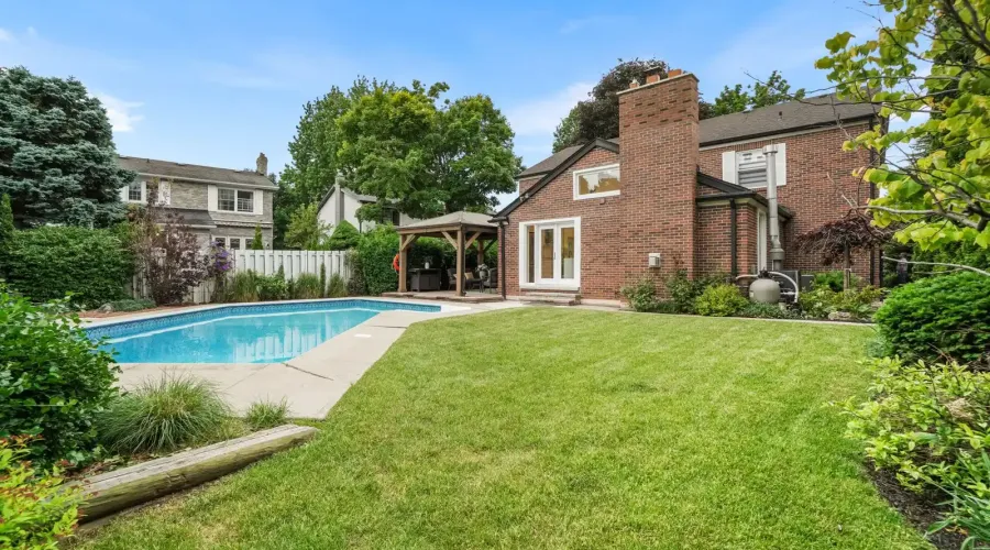 1882 Sherwood Forrest Circle, Mississauga, Ontario, L5K 2E7, Canada, 5 Bedrooms Bedrooms, ,5 BathroomsBathrooms,Residential,For Sale,Sherwood Forrest Circle,1860338
