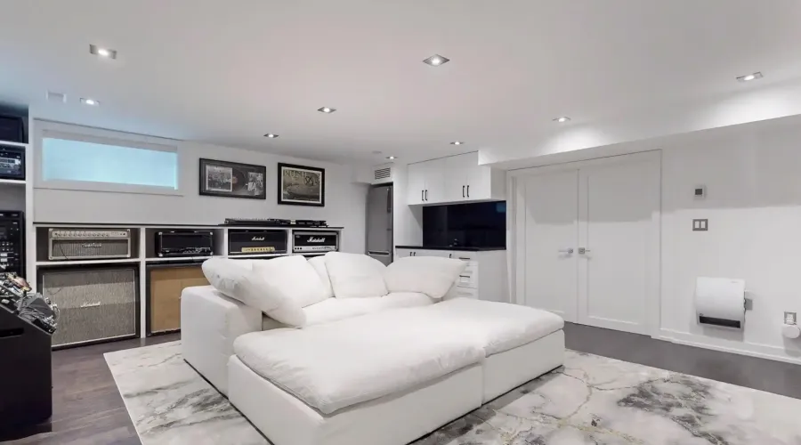 330 Cedarvale Ave, Toronto, Ontario, Canada, 3 Bedrooms Bedrooms, ,4 BathroomsBathrooms,Residential,For Sale,Cedarvale,1877870