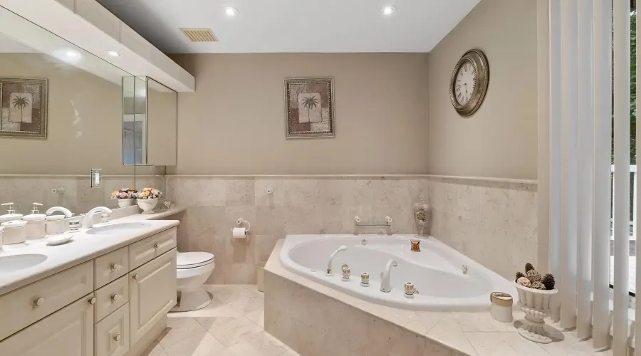 978 Tennyson Avenue, Mississauga, Ontario, L5H 2Z1, Canada, 4 Bedrooms Bedrooms, ,6 BathroomsBathrooms,Residential,For Sale,Tennyson Avenue,1880361