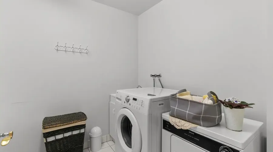 978 Tennyson Avenue, Mississauga, Ontario, L5H 2Z1, Canada, 4 Bedrooms Bedrooms, ,6 BathroomsBathrooms,Residential,For Sale,Tennyson Avenue,1880361