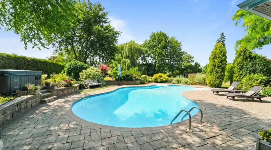 2577 No 8 Side Road, Burlington, Ontario, L7P 0E5, Canada, 4 Bedrooms Bedrooms, ,4 BathroomsBathrooms,Residential,For Sale,1898048